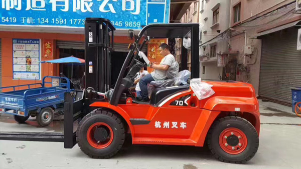 杭州叉车丨你以为叉车润滑油，就只是用来润滑